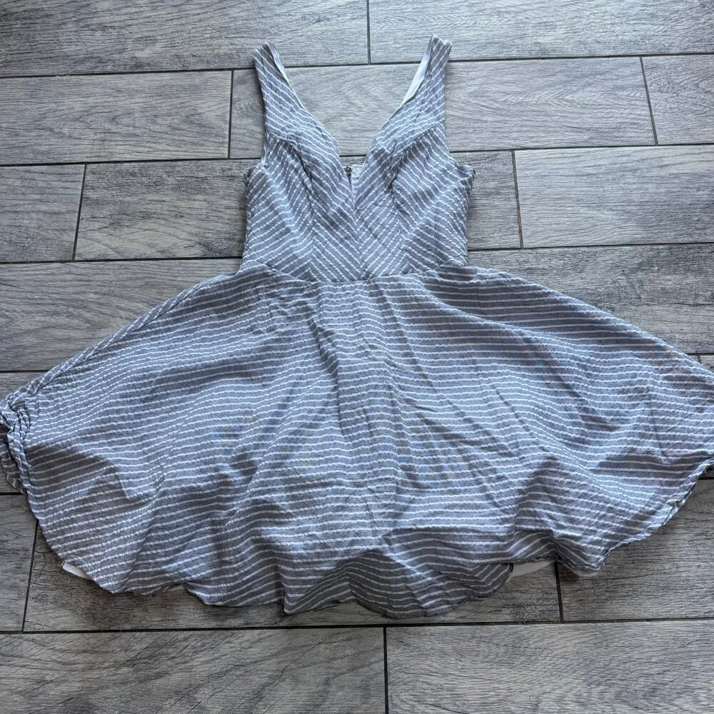 CHARLOTTE RUSSE WOMENS SMALL DRESS V NECK SLEEVELESS CHEVRON FLARE LINED